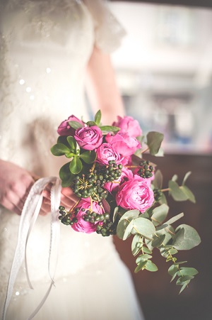 różowy letni bukiet ślubny z owocami leśnymi, bukiety ślubne 2015